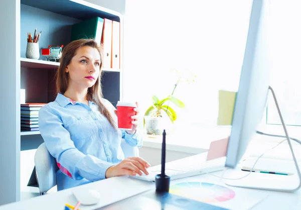 Bella donna d'affari che lavora presso l'home office — Foto Stock