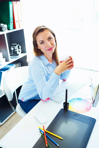 Mulher de negócios bonita trabalhando no escritório em casa — Fotografia de Stock