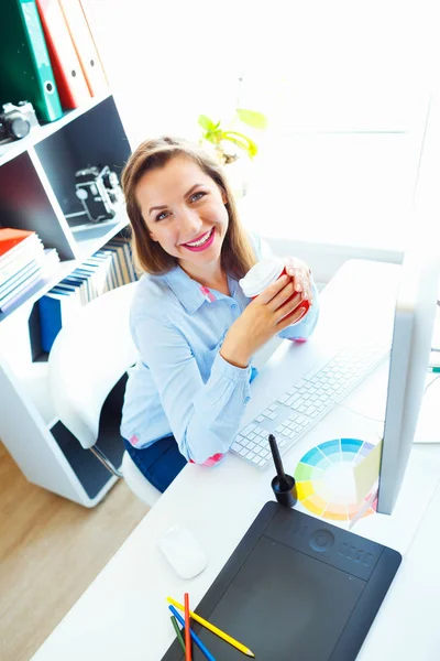 Belle femme d'affaires travaillant au bureau à la maison — Photo