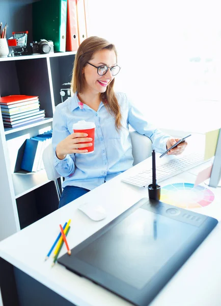 Wanita bisnis cantik yang bekerja di kantor pusat — Stok Foto