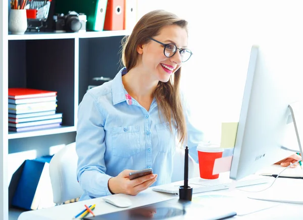 Bella donna d'affari che lavora presso l'home office — Foto Stock