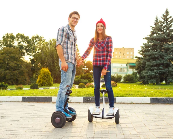 Jong (echt) paar paardrijden hoverboard - elektrische scooter, persoonlijke EG — Stockfoto