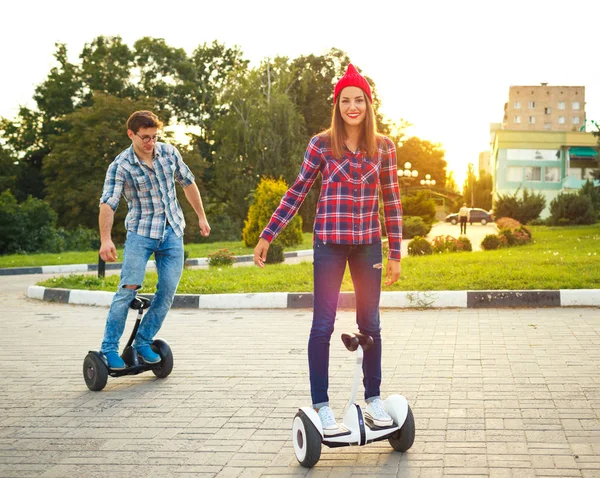 Pareja joven montando hoverboard - scooter eléctrico, personal ec — Foto de Stock