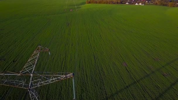 Flygande över kraftledning vid solnedgången — Stockvideo