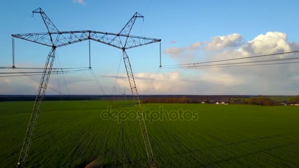 Volare sopra la linea elettrica al tramonto — Video Stock