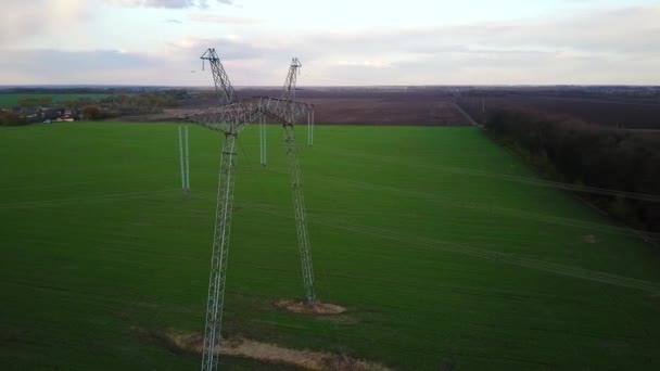 Volando sobre la línea eléctrica al atardecer — Vídeos de Stock