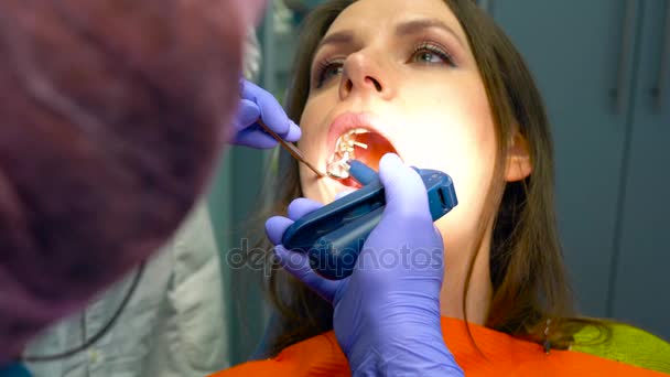 Primeros planos mujer recibiendo un tratamiento dental — Vídeos de Stock