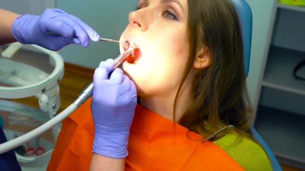 Primeros planos mujer recibiendo un tratamiento dental — Vídeos de Stock