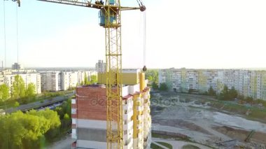 Endüstriyel vinçler ve güneş doğarken siluetler inşa etmek