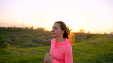 Kadın açık havada günbatımı, yavaş çalışır