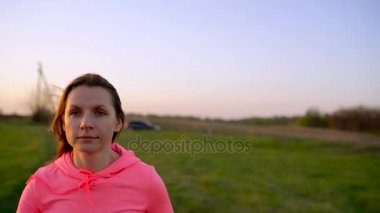 Kadın açık havada günbatımı, yavaş çalışır