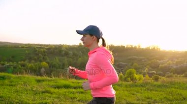 Kadın açık havada günbatımı, yavaş çalışır