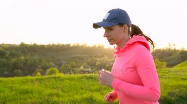 Kadın açık havada günbatımı, yavaş çalışır