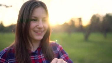 açık havada sabun köpüğü üfleme kadın