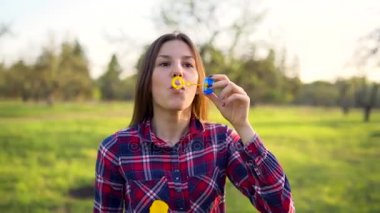 açık havada sabun köpüğü üfleme kadın