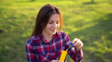 açık havada sabun köpüğü üfleme kadın