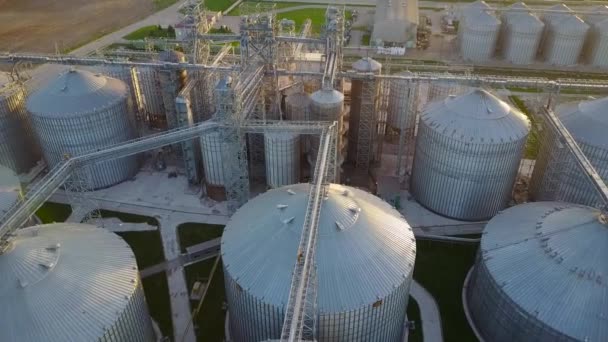 Vlucht onder graanschuren en liften in het voorjaar — Stockvideo