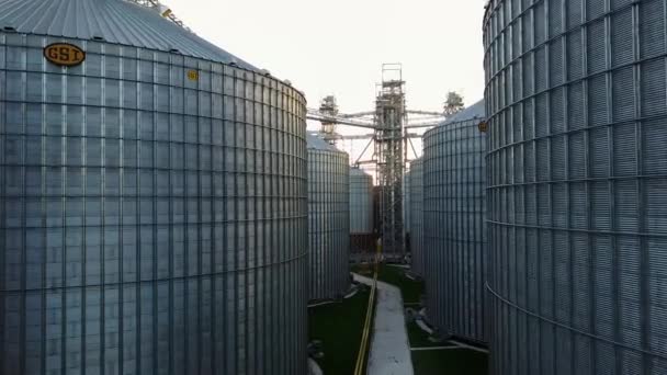 Vlucht onder graanschuren en liften in het voorjaar — Stockvideo