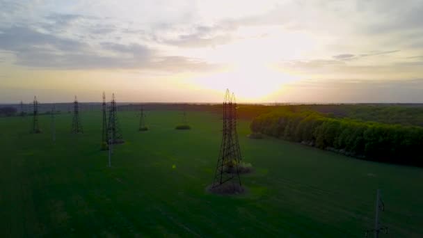 Volare sopra la linea elettrica al tramonto — Video Stock