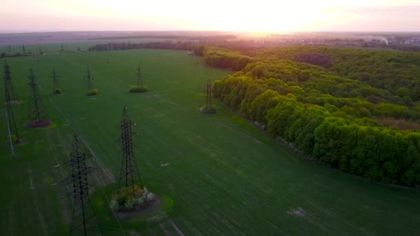 Bei Sonnenuntergang über Stromleitung fliegen — Stockvideo