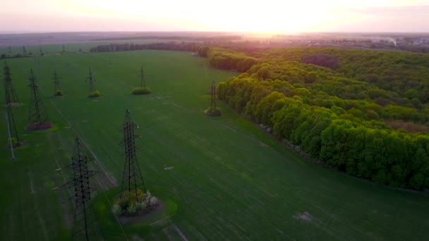 Survoler la ligne électrique au coucher du soleil — Video