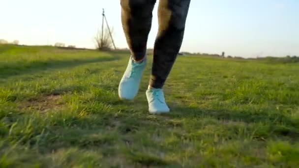 La mujer corre al aire libre al atardecer, en cámara lenta — Vídeos de Stock