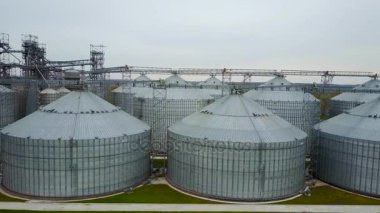 Uçuş tahıl ambarları ve asansörler bahar altında