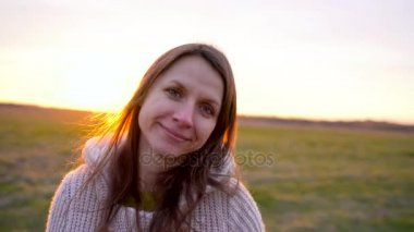 Beni takip - mutlu genç kadın bir erkek - el el parlak güneşli bir günde yürüyüş için el verir