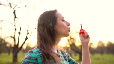 açık havada sabun köpüğü üfleme kadın