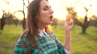 açık havada sabun köpüğü üfleme kadın