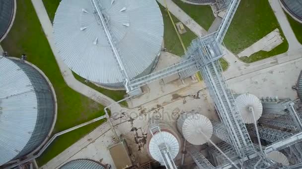 Vlucht onder graanschuren en liften in het voorjaar — Stockvideo