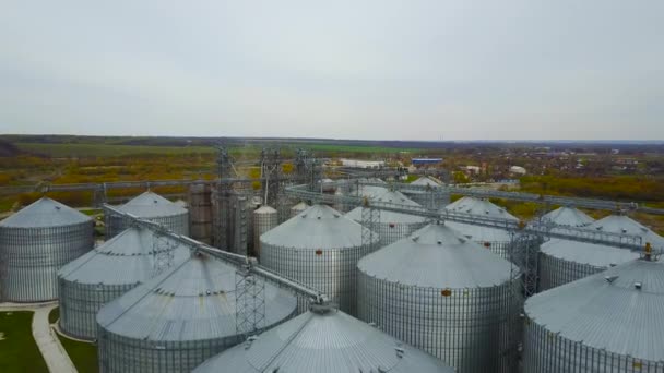 Flucht unter Getreidespeichern und Aufzügen im Frühjahr — Stockvideo