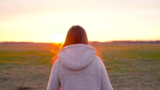 Femme courant à travers un large champ au coucher du soleil, au ralenti — Video