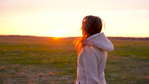 Femme courant à travers un grand champ au coucher du soleil — Video