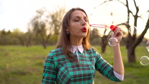 Mujer soplando burbujas de jabón al aire libre - cámara lenta — Vídeos de Stock