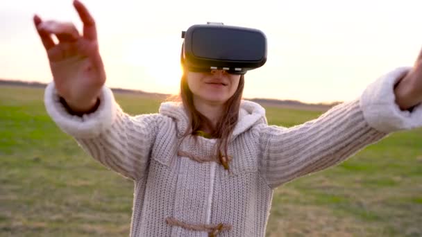 Το κορίτσι χρησιμοποιεί ένα γυαλιά εικονικής πραγματικότητας σε εξωτερικούς χώρους — Αρχείο Βίντεο