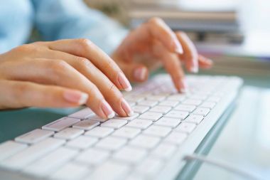 Klavyede yazarak işçisi kadın ofis
