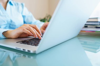 Klavyede yazarak işçisi kadın ofis