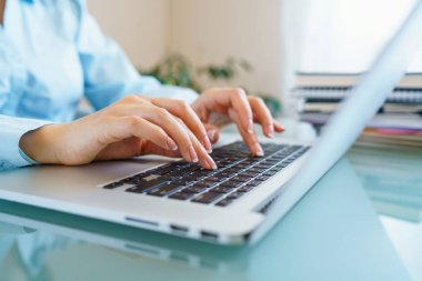 Klavyede yazarak işçisi kadın ofis