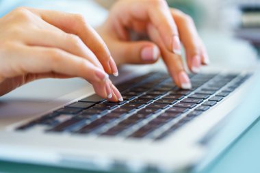Klavyede yazarak işçisi kadın ofis