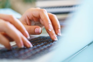 Klavyede yazarak işçisi kadın ofis