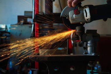 Köşeli taşlama tezgahı metal ve kıvılcım bir sürü kesme