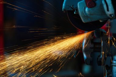 Köşeli taşlama tezgahı metal ve kıvılcım bir sürü kesme