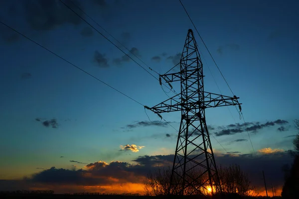 Elektrische leidingen tegen de hemel bij zonsondergang — Stockfoto