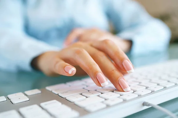 Büroangestellte tippt auf der Tastatur — Stockfoto