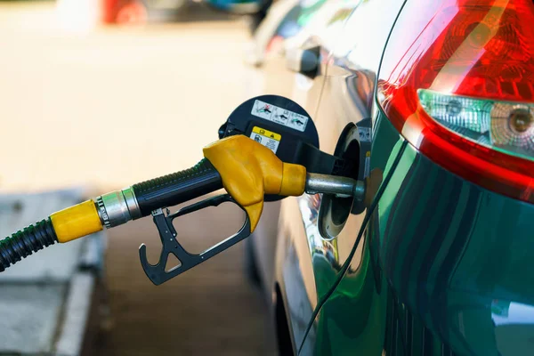 Bil bensin på en bensinstation — Stockfoto