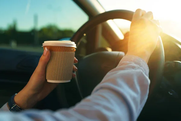 Mulher com café para ir dirigindo seu carro — Fotografia de Stock