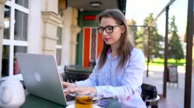 Bir kafe mekanlarda çalışan güzel genç kadın