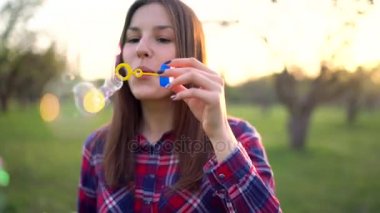 açık havada sabun köpüğü üfleme kadın