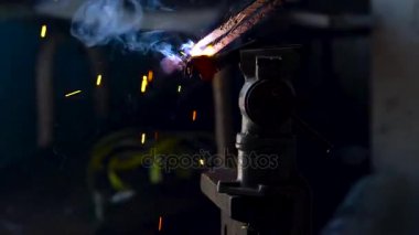 Metal yakın çekim için kaynak işlemi